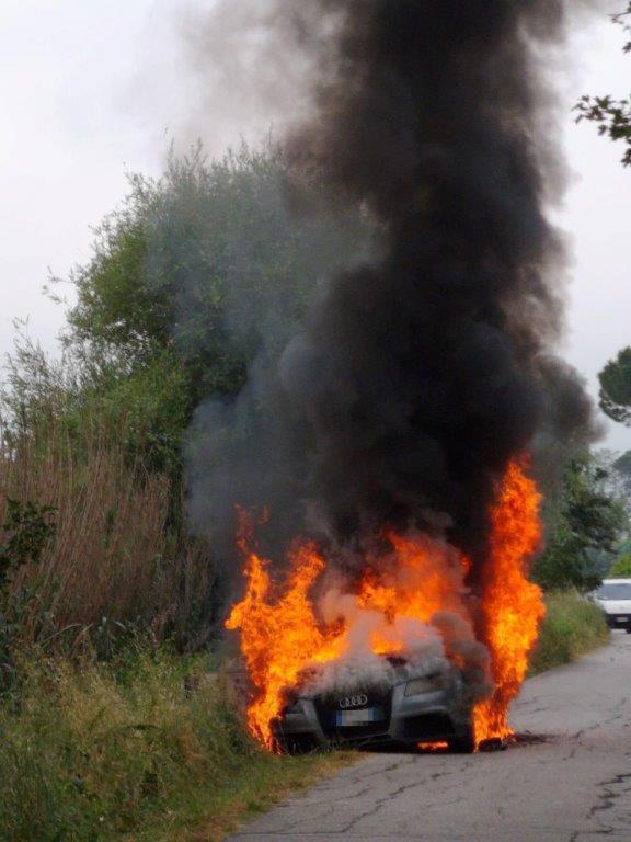 L’auto in fiamme (Foto Silvi)