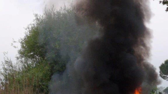 L’auto in fiamme (Foto Silvi)