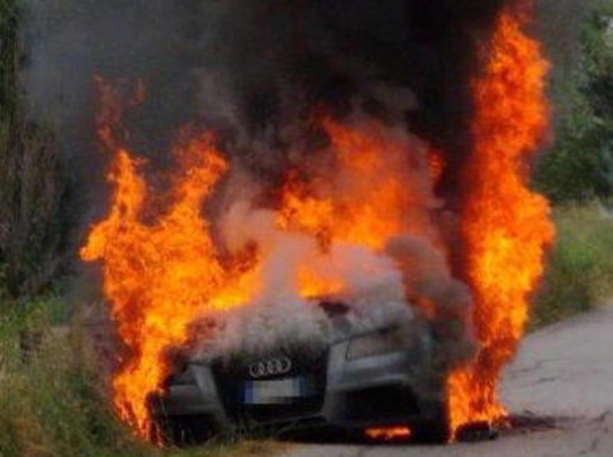 Data alle fiamme l’auto della rapina 