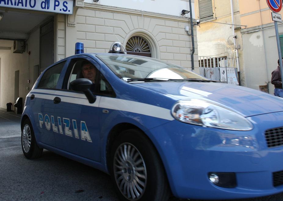 Picchiata in strada, difesa da un anziano 