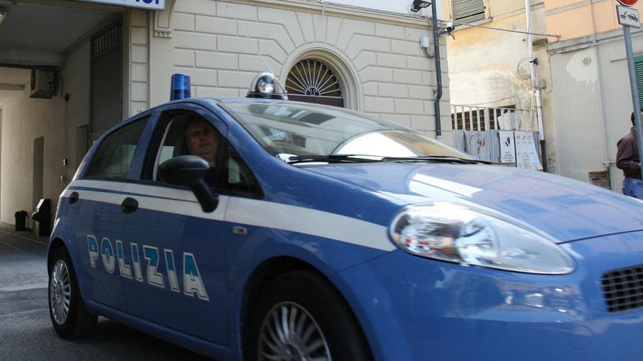 Picchiata in strada, difesa da un anziano