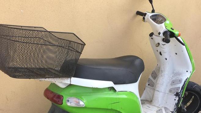 Finisce in scooter contro un muro e muore
