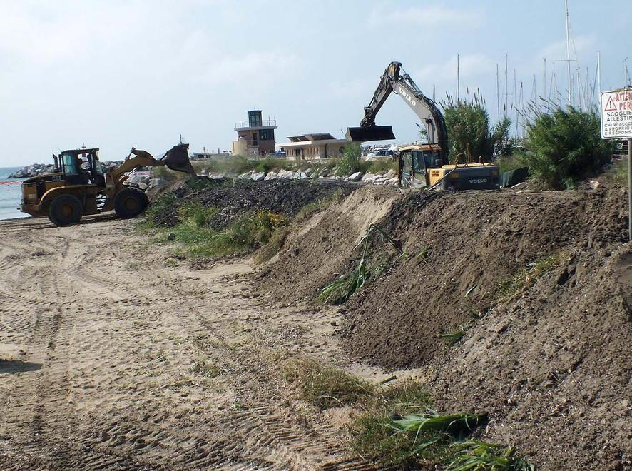 L’argine del rio coperto dalla sabbia 