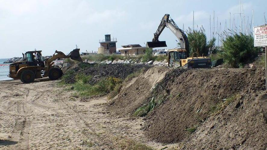 L’argine del rio coperto dalla sabbia