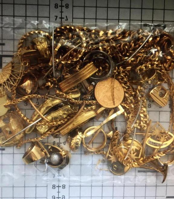 Ricettazione di oro: gioielliere di Cecina verso il rito breve