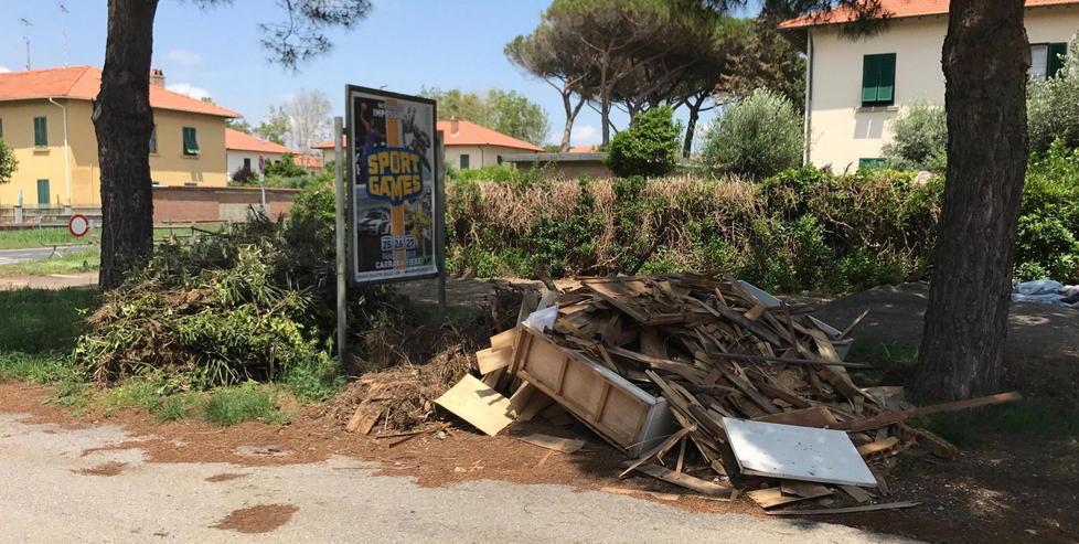 Discariche a cielo aperto strade colme di rifiuti 