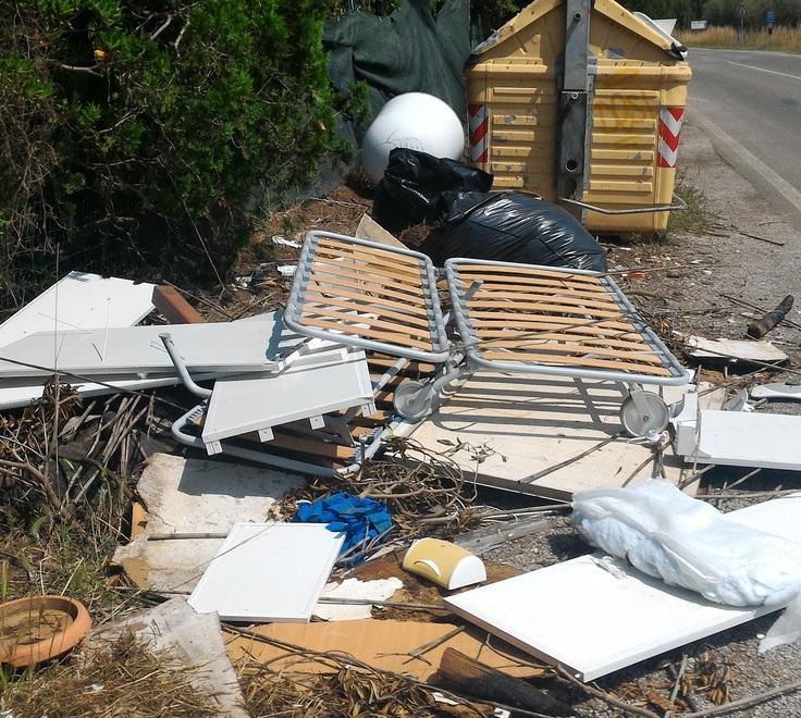 Abbandonano i rifiuti maximulta per 3 incivili 