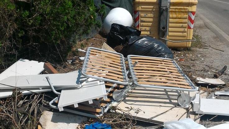 Abbandonano i rifiuti maximulta per 3 incivili