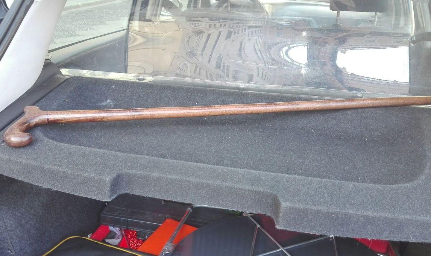 Sassari, bastone ortopedico usato come arma: lite tra 73enni in piazza d’Italia 