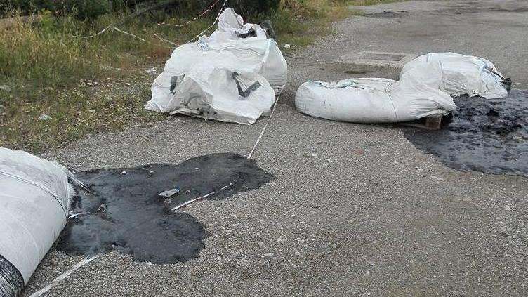 Vandali dei rifiuti abbandonano catrame