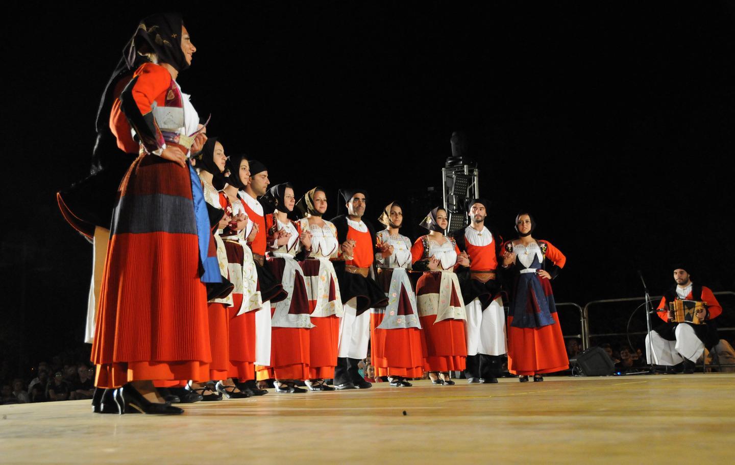 “Iscolas a manu tenta” questa sera in piazza 