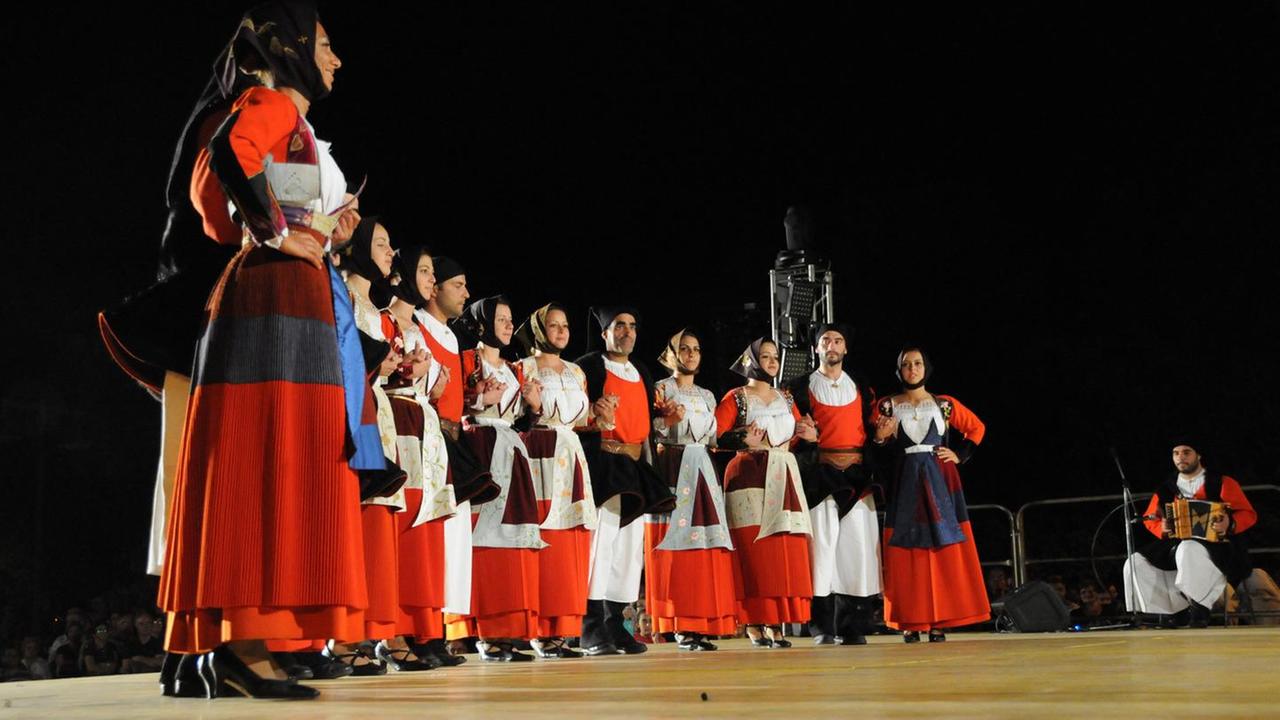 “Iscolas a manu tenta” questa sera in piazza