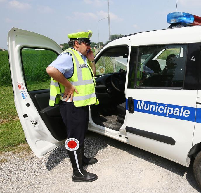 Incidente con sei auto Ed è caccia al pirata 