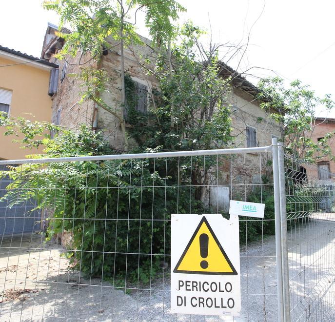 Il tetto della casa cede Borgata a rischio e ostaggio dei rifiuti 