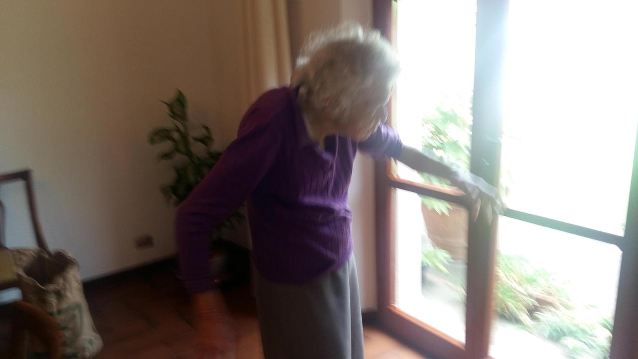 La signora Maria Teresa Orsini indica la porta da cui sono passati i banditi