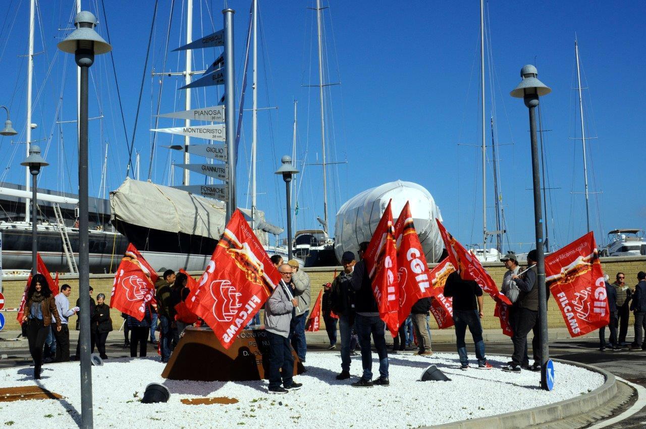 La protesta dei lavoratori nei giorni della crisi (foto Giancarlo Grassi)