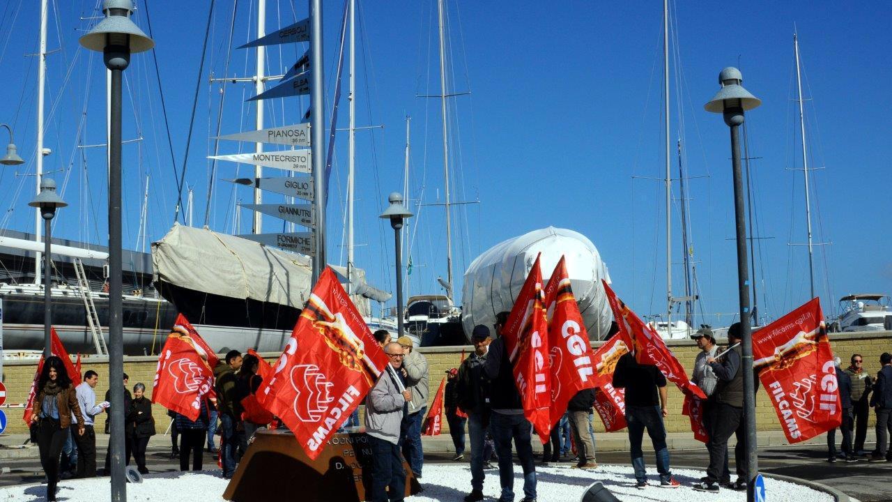 La protesta dei lavoratori nei giorni della crisi (foto Giancarlo Grassi)