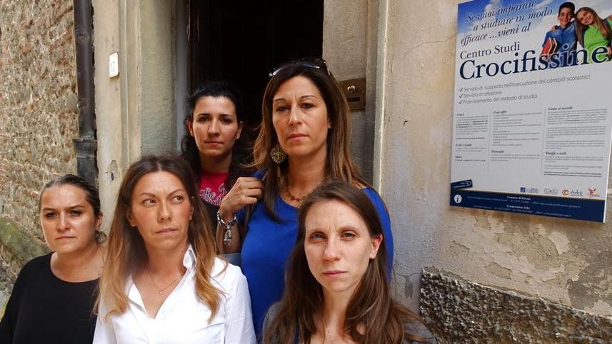 Un gruppo di lavoratrici del semiconvitto con Simboli della Cgil (foto Gori)