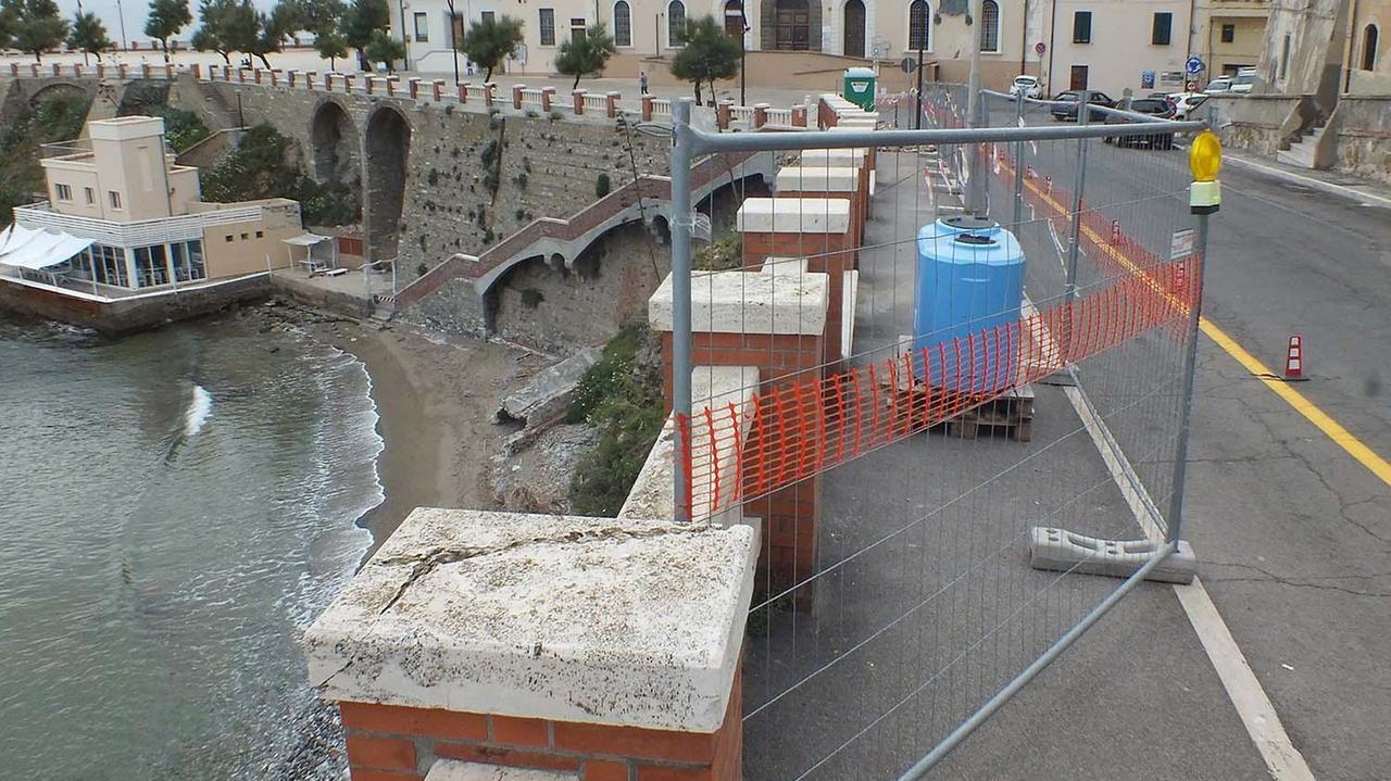 lI cantiere per il consolidamento della falesia tra viale del Popolo e piazza Bovio (foto Paolo Barlettani)