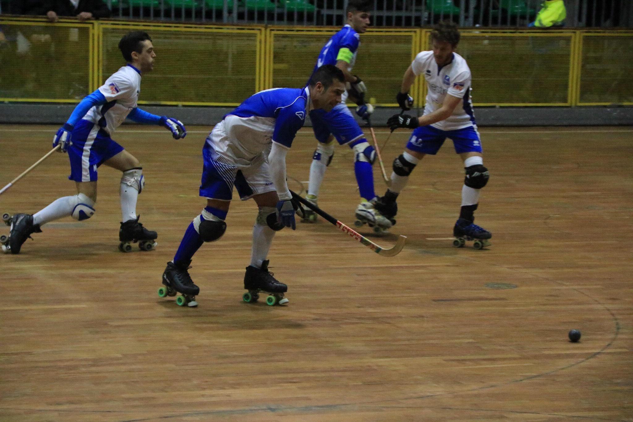 Un'azione di gioco nel derby fra Hockey Prato '54 e Hp Maliseti (Foto Sproviero-Batavia)
