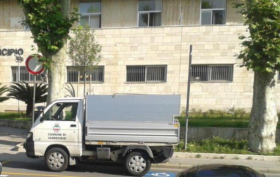 Furgone del Comune in sosta vietata
