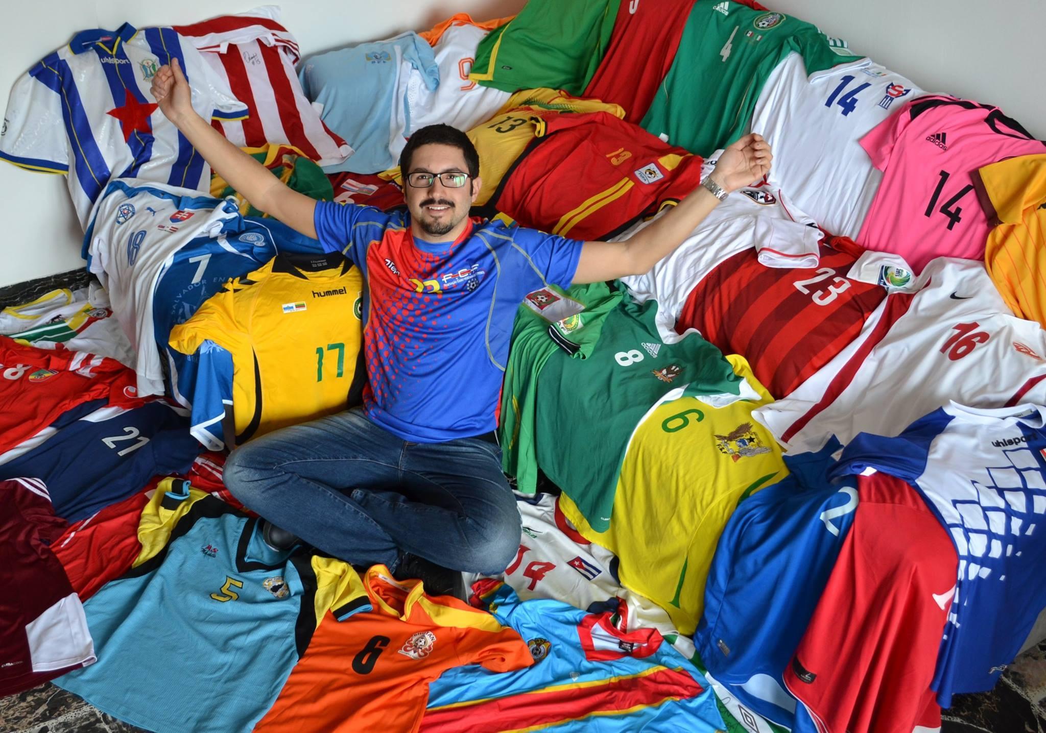 Simone Panizzi con alcune delle maglie della sua fantastica collezione