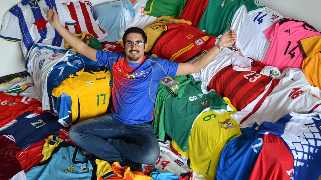 Simone Panizzi con alcune delle maglie della sua fantastica collezione