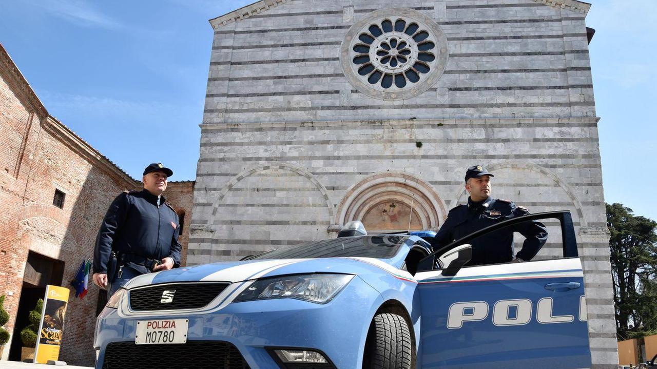 Una volante della polizia in piazza San Francesco