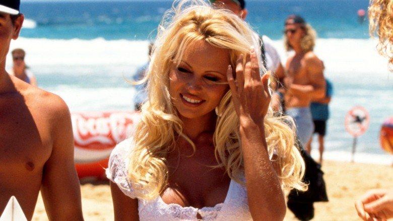 La splendida Pamela Anderson al Forte Village col re degli illusionisti