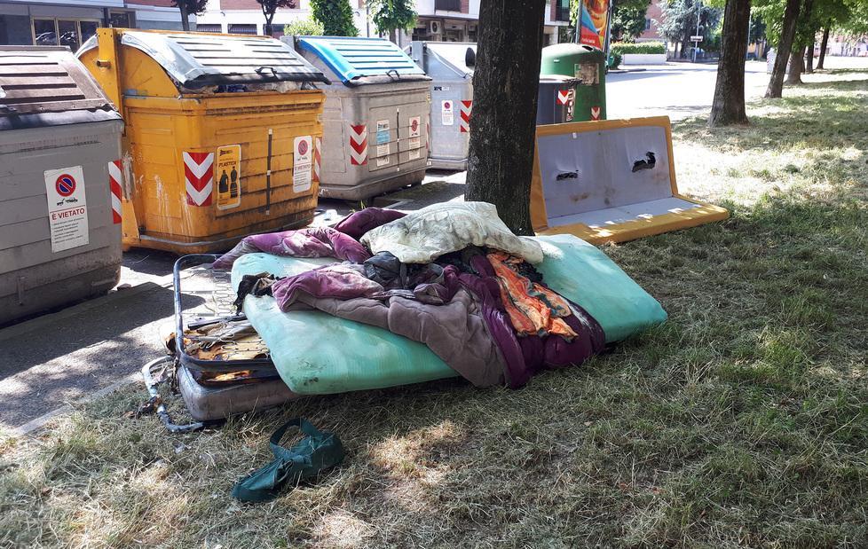 Modena: a fuoco i garage-dormitori della droga 