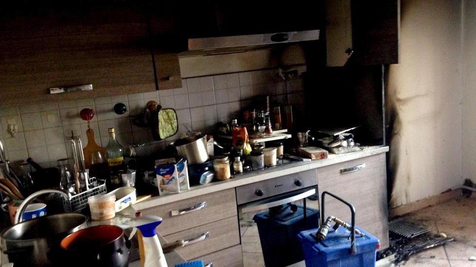 S’incendia un frigo e danneggia la casa Odissea di una coppia