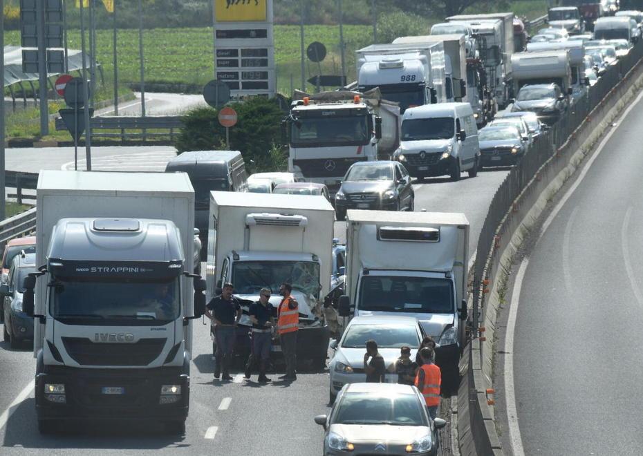 Scontro in superstrada: quattro feriti e traffico bloccato