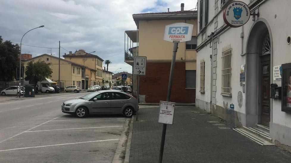 Via i posti auto davanti al distretto