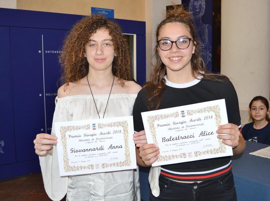 Borsa di studio Acerbi alle due studentesse da dieci