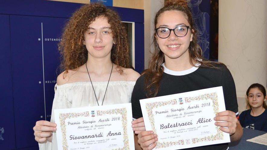 Borsa di studio Acerbi alle due studentesse da dieci