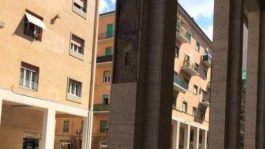 Si staccano le lastre dalle colonne dei portici