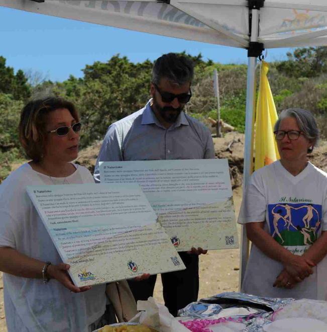 Festanita, i nudisti puliscono la spiaggia a San Vincenzo 