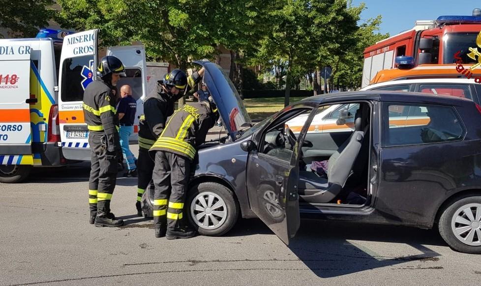 Centauro grave contro un’auto Sacerdote al pronto soccorso 