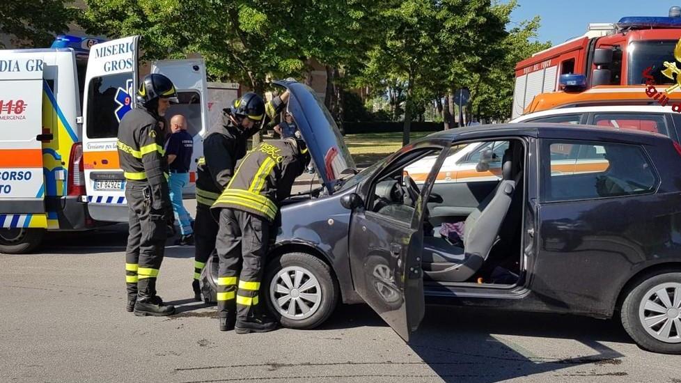 Centauro grave contro un’auto Sacerdote al pronto soccorso