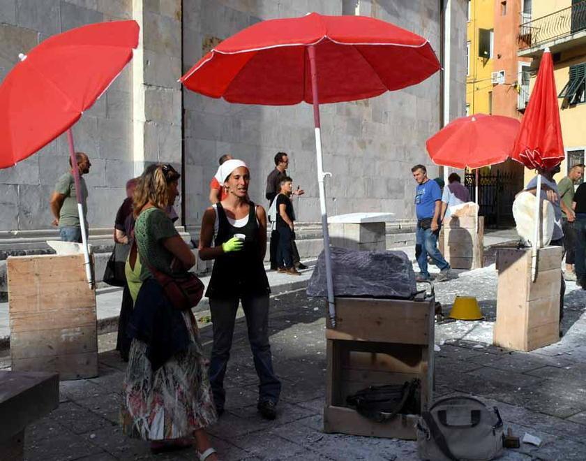 In piazza la scultura nasce dalle mani 