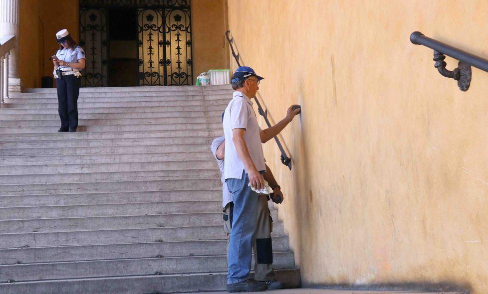 Scalone municipale ripulito