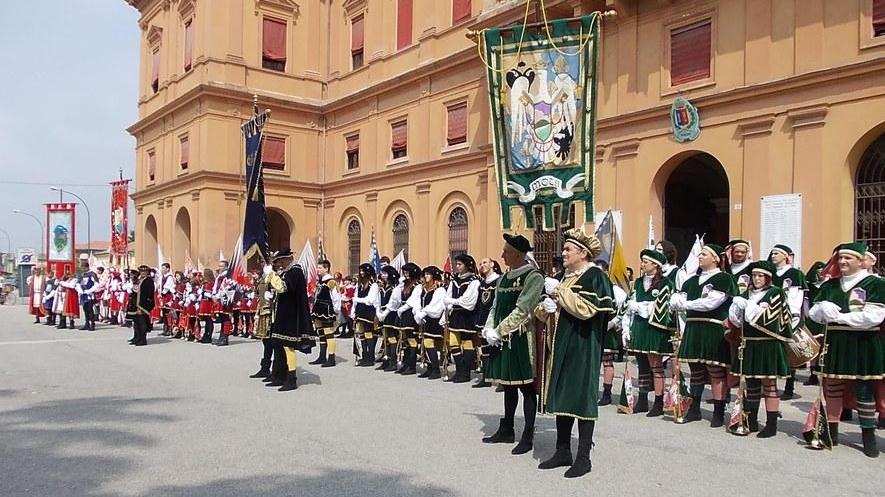 Copparo, via al Palio con la benedizione di drappo e gonfaloni