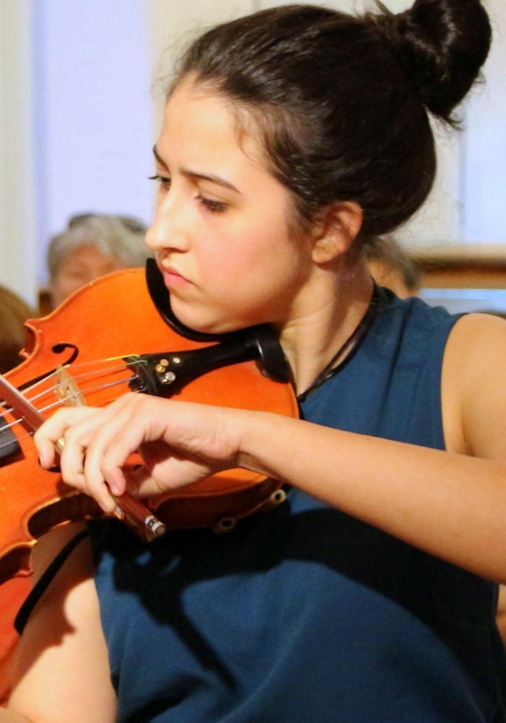 Matilde Sotgiu incanta la Sala Siglienti con il suo violino 