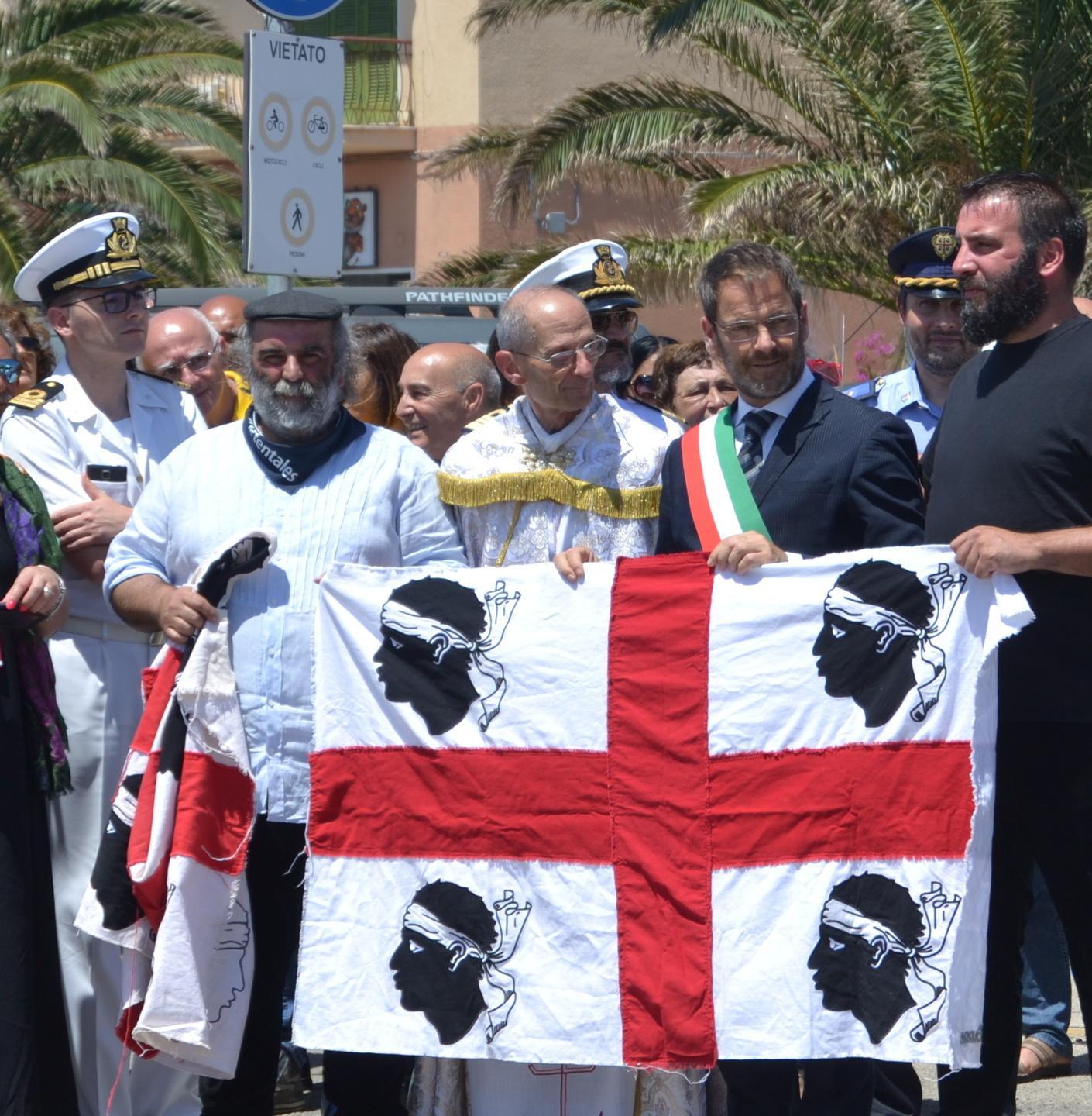 Migliaia in fila per venerare Santa Rita 