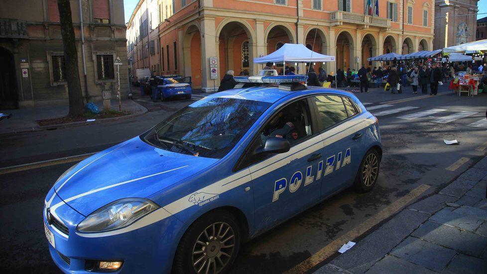 Gli chiedono l’elemosina ma lo derubano 