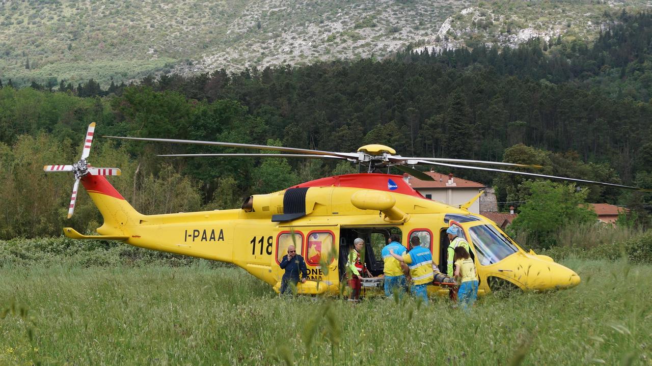 Cade dalla moto e muore a 53 anni