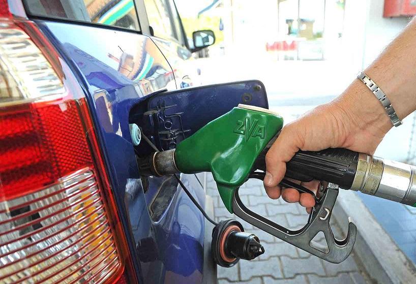 Rifornimento di carburante a una pompa di benzina