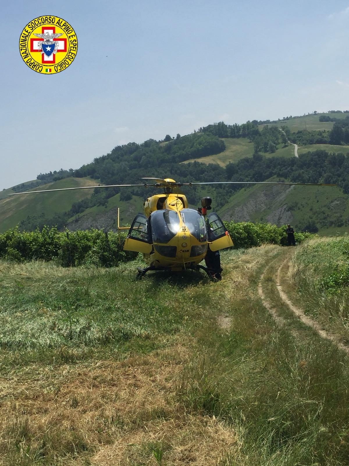 Cade con la mountain bike, soccorso in elicottero