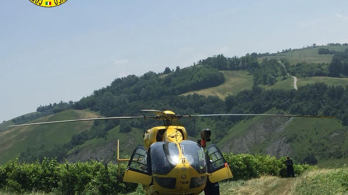 Cade con la mountain bike, soccorso in elicottero