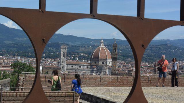 Una delle installazioni di Eliseo Mattiacci esposte al Forte Belvedere (foto Giovanni Ciattini)